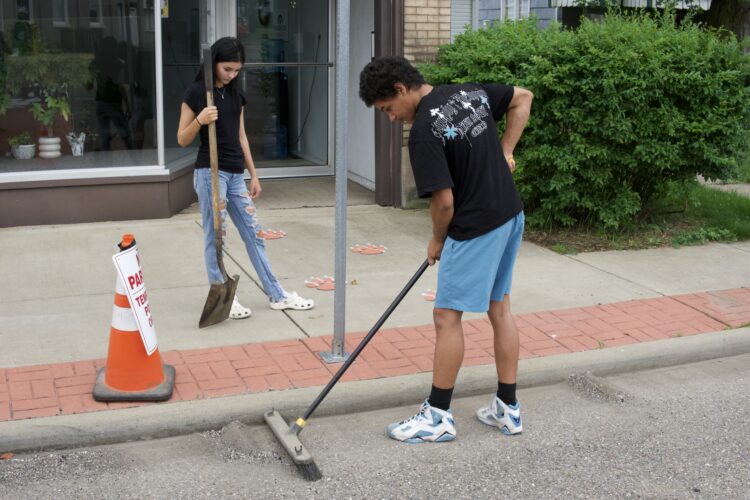 Students Pitch In to Get Shadyside Ready for Loop Festival
